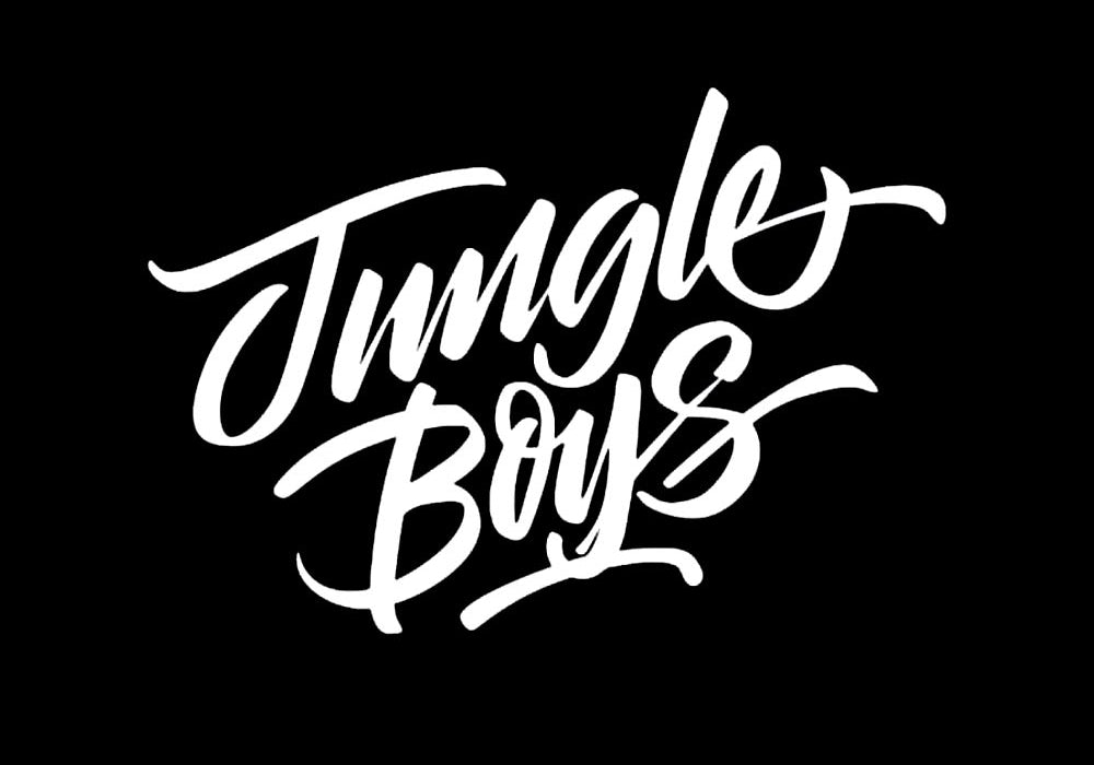 Weiße Kalligrafie auf schwarzem Hintergrund buchstabiert Jungle Boys in einer stilisierten, fließenden Schrift.
