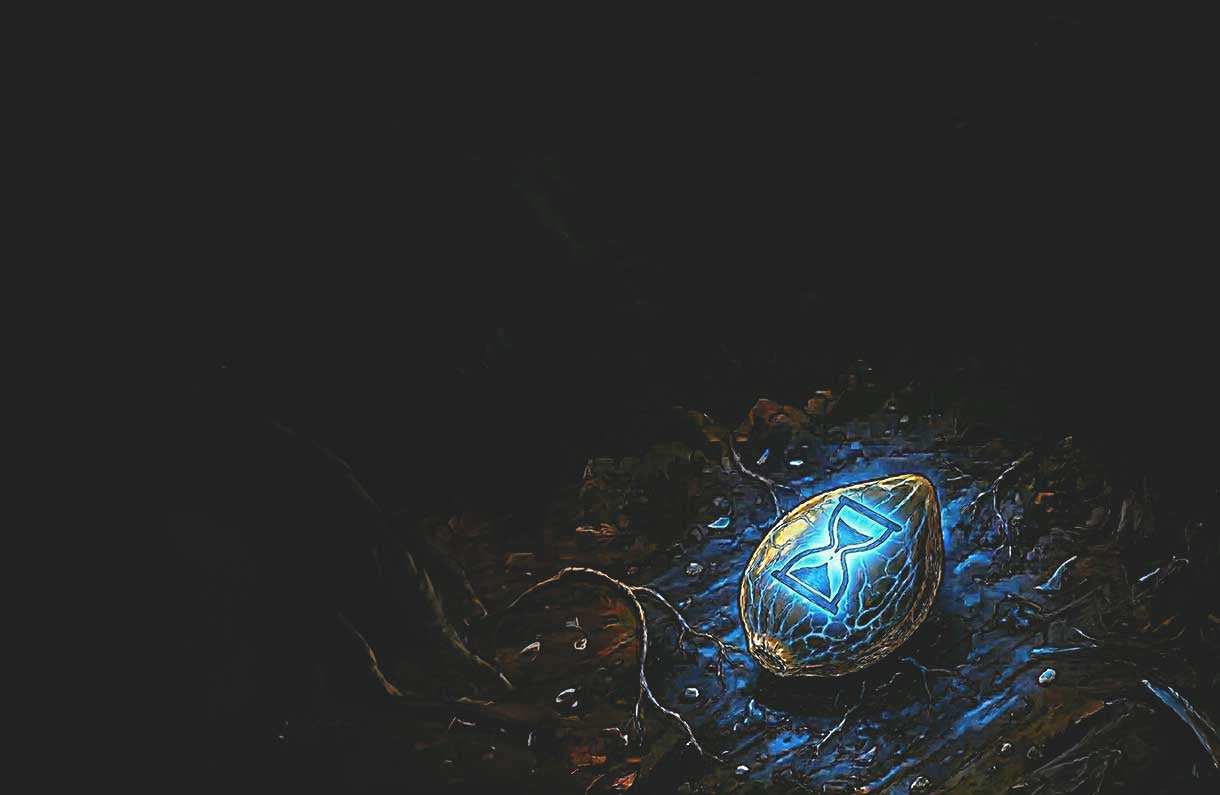 Auf dem dunklen Waldboden liegt ein blau leuchtender Runenstein mit geheimnisvollen Symbolen, deren schwaches Licht von der feuchten Erde um ihn herum reflektiert wird.