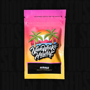 Eine farbenfrohe Nine Weeks Harvest Mirage Cannabis-Tasche mit Palmen, einem Sonnenuntergang und dem Hellcat x White Runtz-Label.