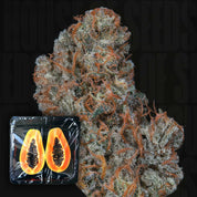 Nahaufnahme von „Riviera Drip“-Cannabis von Nine Weeks Harvest, mit einer Einblendung einer verpackten, halbierten Papaya.