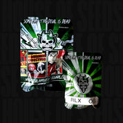 Zwei grüne und schwarze RLX OG Cannabis-Samentütchen von Devil's Harvest, mit grafischen Designs und Text.