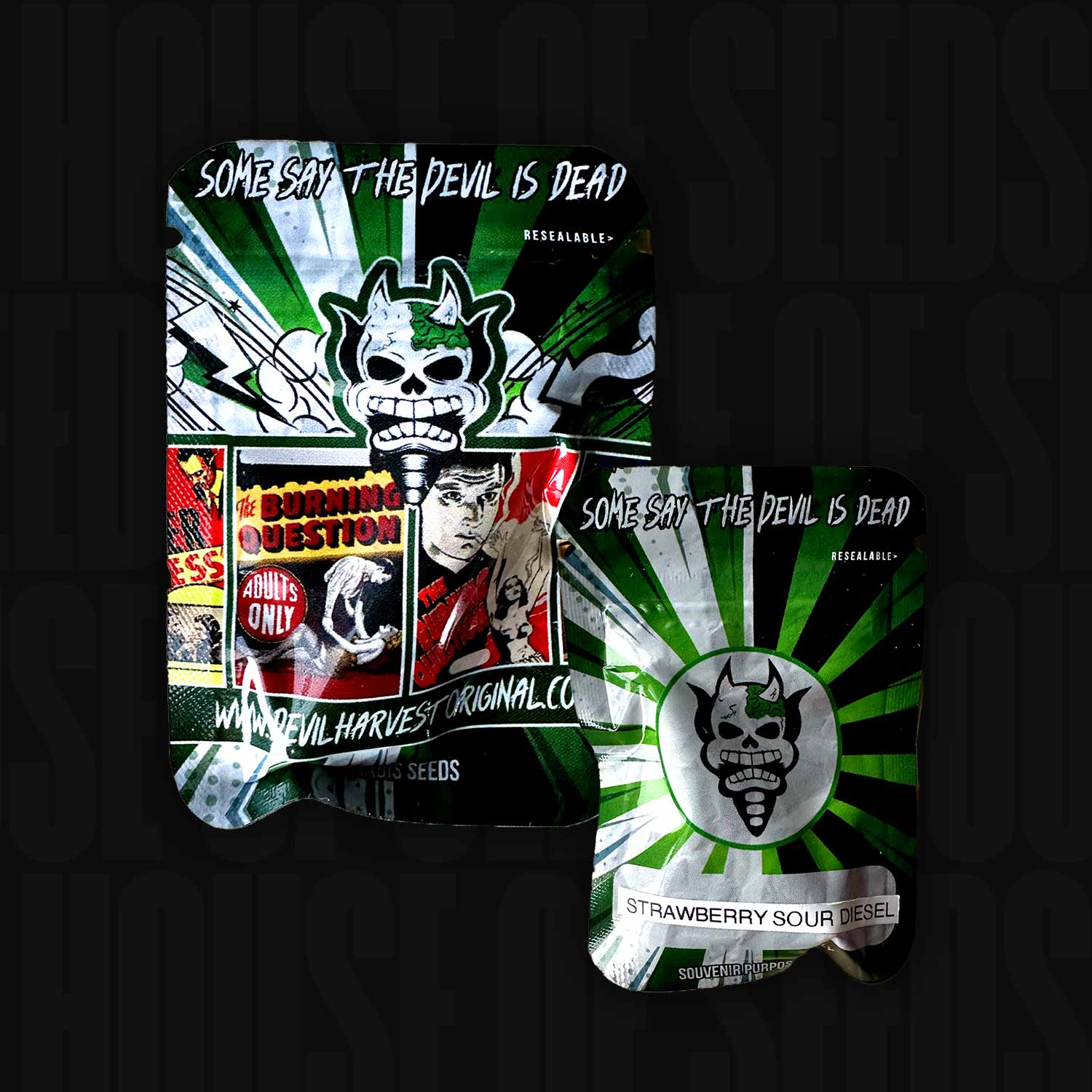 Zwei bunte, wiederverschließbare Packungen Devil's Harvest Strawberry Sour Diesel auf dunklem Hintergrund.