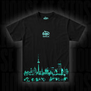 Doja T-Shirt Berlin Green von Doja: schwarzes T-Shirt mit türkisfarbener Berliner Skyline und "Berlin"-Logo auf der Brust.