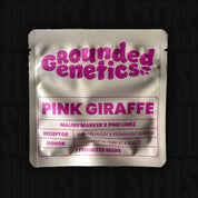Eine Packung mit feminisierten „Pink Giraffe“-Samen von Grounded Genetics mit rosa Schrift auf beigem Hintergrund.