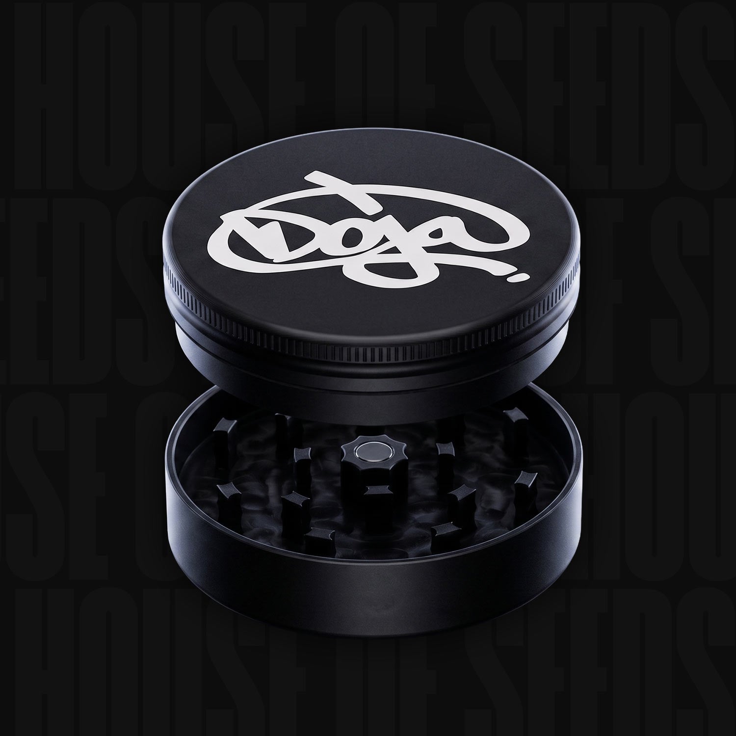 Der „Doja Grinder“ (2-teilig) von Doja, schwarz mit weißem Logo, ist leicht geöffnet vor einem dunklen Hintergrund abgebildet.